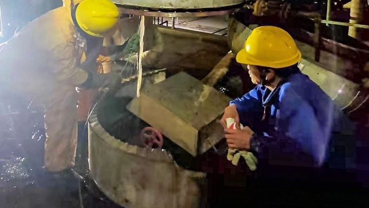 攻坚设备瓶颈 赋能高效运行---硝酸复合肥车间完成硝镁蒸发器列管专项清洗攻坚任务